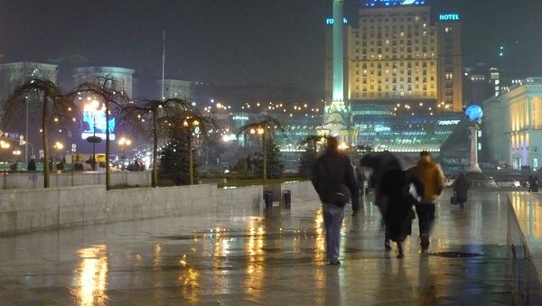 Площадь Майдан в Киеве вечером - Sputnik Mundo