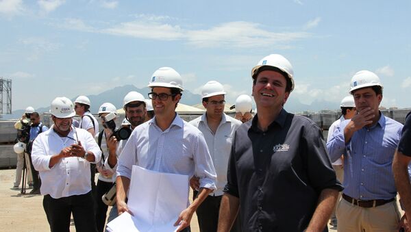 El alcalde de Río de Janeiro, Eduardo Paes, bromea con los ingenieros en el Parque Olímpico de Rio 2016 - Sputnik Mundo