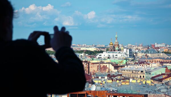 Un turista toma la foto de San Petersburgo - Sputnik Mundo