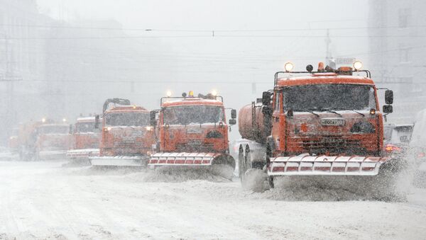 Una gran nevada paraliza Moscú - Sputnik Mundo