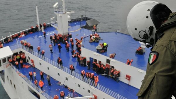 Evacúan a 190 personas del Norman Atlantic y 287 aún quedan a bordo - Sputnik Mundo