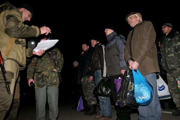 “Todos por todos”. Intercambio de prisioneros en las cercanías de Donetsk - Sputnik Mundo