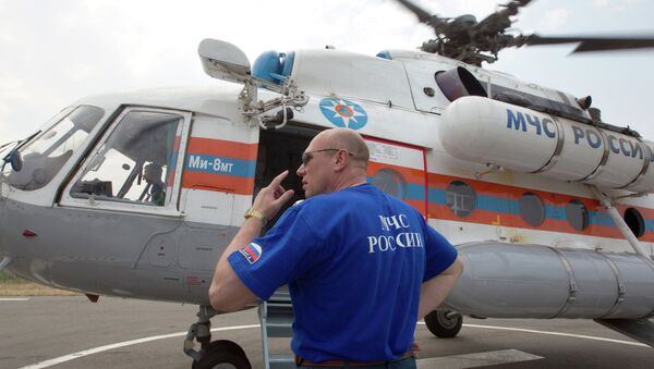 Сотрудник МЧС у вертолета МИ-8МТ - Sputnik Mundo