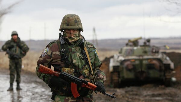 A Ukrainian serviceman guards at a checkpoint near the eastern Ukrainian town of Debaltseve in Donetsk region. - Sputnik Mundo