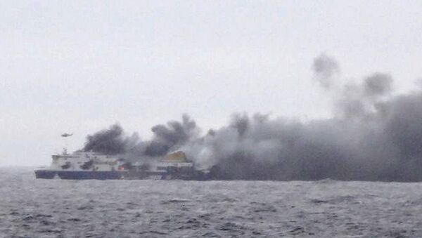 Ferry, que se incendió el domingo cerca de la costa de Grecia - Sputnik Mundo