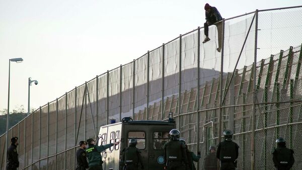 Inmigrante consigue saltar la valla fronteriza de Melilla - Sputnik Mundo