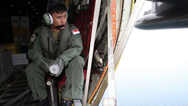 Los equipos de rescate indonesios localizan el equipaje del Airbus siniestrado - Sputnik Mundo