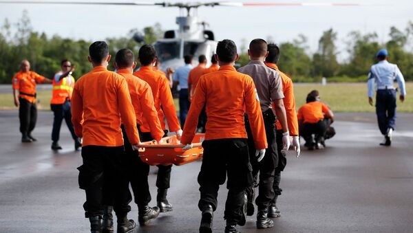LLegan a la base de búsqueda en Indonesia fragmentos del avión AirAsia - Sputnik Mundo