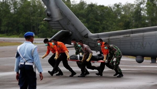 El número de los cuerpos extraídos tras la catástrofe aérea en Indonesia asciende a 34 - Sputnik Mundo