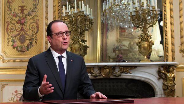 French President Francois Hollande, poses after addressing his New Year's wishes to the nation during a pre-recorded broadcast speech at the Elysee Palace, in Paris - Sputnik Mundo
