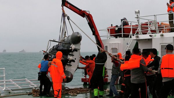 El Ministerio de Emergencias ruso descubre un cadáver y restos del avión AirAsia - Sputnik Mundo