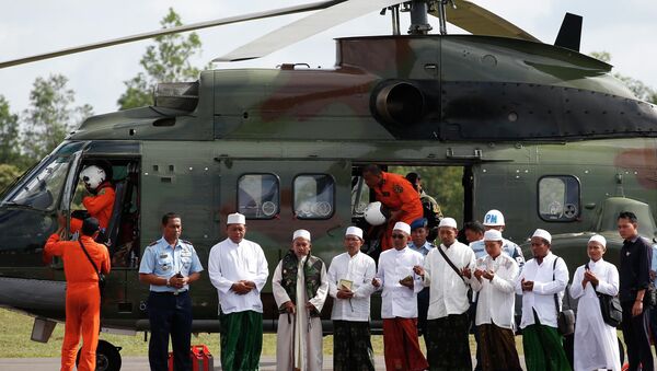 Indonesia envía un helicóptero a la zona donde avión anfibio ruso detectó restos de Airbus - Sputnik Mundo