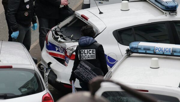 Muere una agente de policía herida en un tiroteo en los suburbios de París - Sputnik Mundo