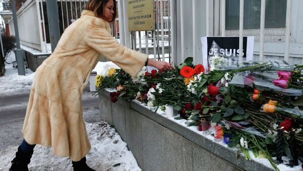Los rusos acuden a la Embajada de Francia para expresar sus condolencias y solidaridad - Sputnik Mundo