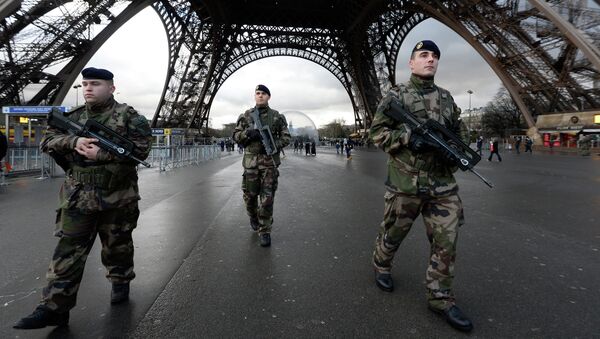 Francia moviliza a 10.000 militares para aumentar la seguridad en zonas sensibles del país - Sputnik Mundo