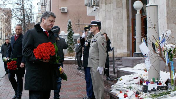 Petró Poroshenko, presidente de Ucrania, en lugar de la masacre en la revista satírica parisina Charlie Hebdo - Sputnik Mundo