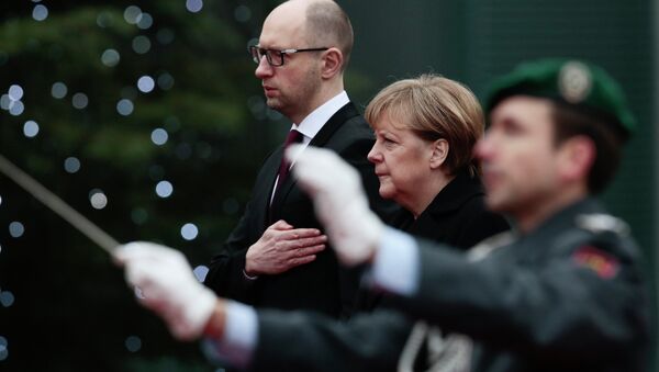 Primer ministro ucraniano, Arseni Yatseniuk y canciller de Alemania, Angela Merkel - Sputnik Mundo