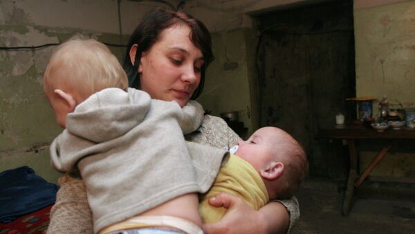 Mujer con los niños en el refugio en Donetsk - Sputnik Mundo