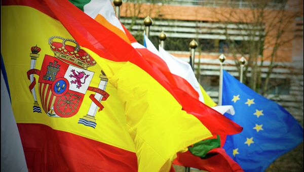Bandera de España ante el fondo de las banderas de UE - Sputnik Mundo