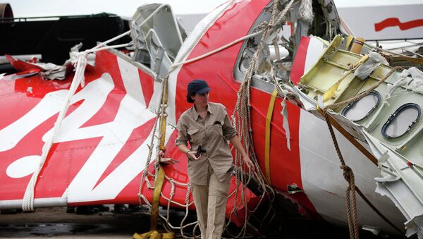 Restos del avión de AirAsia siniestrado en el mar de Java - Sputnik Mundo