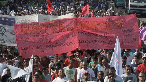 Trabajadores del sector del automóvil de Brasil se manifiestan contra los despidos masivos - Sputnik Mundo