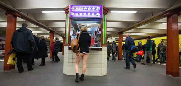 En el metro sin pantalones - Sputnik Mundo