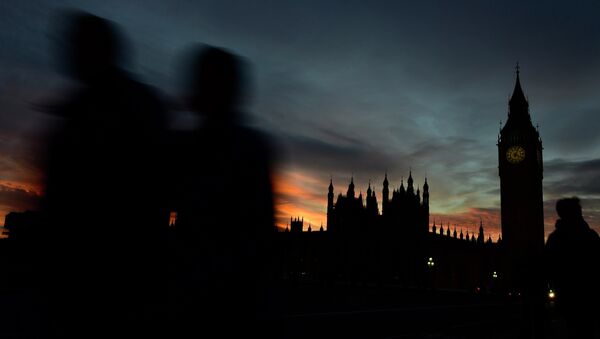 Pedestrians walk over Westminster Bridge with Big Ben and the Houses of Parliament seen behind, at dusk in central London, December 15, 2014 - Sputnik Mundo