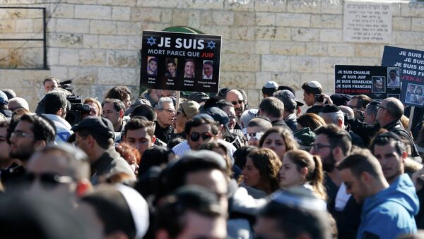 Miles de personas en el cementerio de Givat Shaul, en Jerusalén - Sputnik Mundo