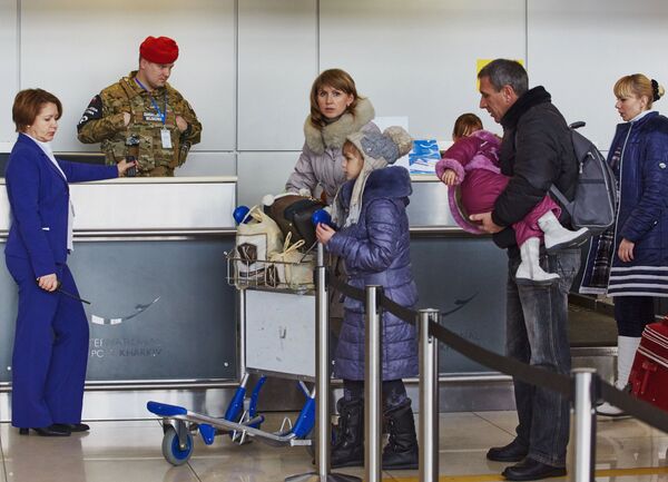 Польша приступила к эвакуации этнических поляков из Донбасса - Sputnik Mundo