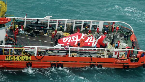 Un copiloto estaba al mando del avión de AirAsia en el momento de la catástrofe - Sputnik Mundo