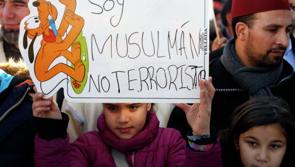 Chica con cartel donde se escribo Soy musulman, no terrorist musulmàn, Madrid, 11 de enero, 2015 - Sputnik Mundo