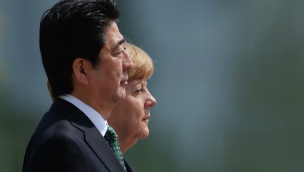 Primer ministro de Japón, Shinzo Abe y canciller de Alemania, Angela Merkel - Sputnik Mundo