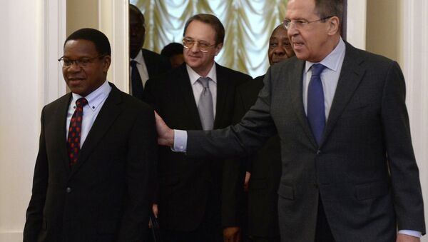Ministro de Asuntos Exteriores y de Cooperación Internacional de Tanzania, Bernard Kamillius Membe y ministro de Exteriores de Rusia, Serguéi Lavrov - Sputnik Mundo