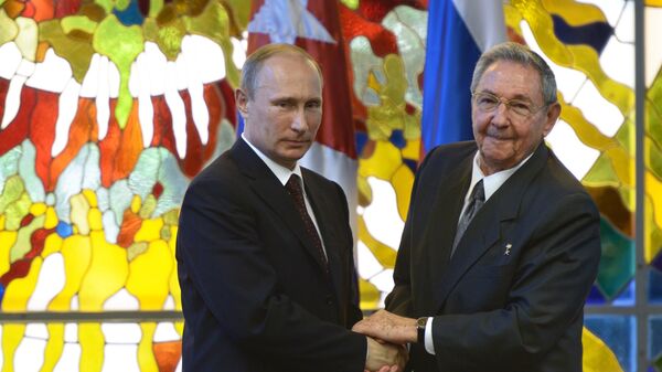 Presidente de Rusia, Vladímir Putin y presidente de Cuba, Raúl Castro - Sputnik Mundo
