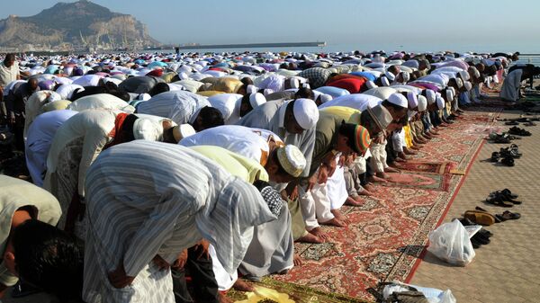 Musulmanes rezando durante el Ramadán (archivo) - Sputnik Mundo