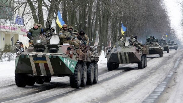 Members of the Ukrainian armed forces drive armored vehicles in the town of Volnovakha, eastern Ukraine, January 18, 2015. - Sputnik Mundo