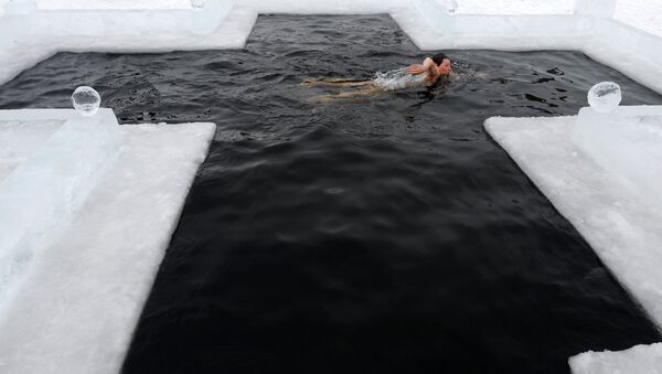 Más de 1,5 millones de rusos se bañan en agua helada para celebrar la Epifanía - Sputnik Mundo