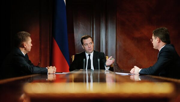Alexéi Miller, primer ministro ruso, Dmitri Medvédev y ministro de Energía de Rusia, Alexandr Novak - Sputnik Mundo