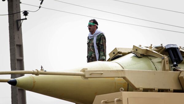 A member of Iran's Revolutionary Guards stands next to a long-range Shahab-3 ballistic missile on a launcher truck - Sputnik Mundo