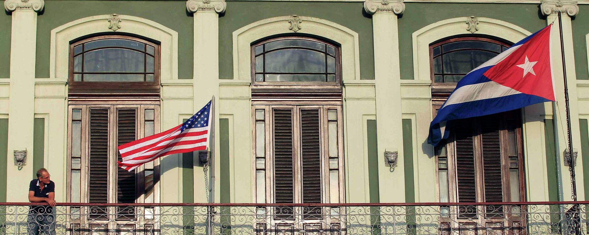 Флаги США и Кубы на балконе отеля, где остановилась американская делегация конгрессменов  - Sputnik Mundo, 1920, 17.12.2021