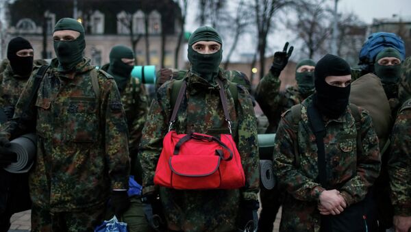 New volunteers for the Ukrainian Interior Ministry's Azov battalion line up before they depart to the frontlines in eastern Ukraine, in central Kiev January 17, 2015 - Sputnik Mundo
