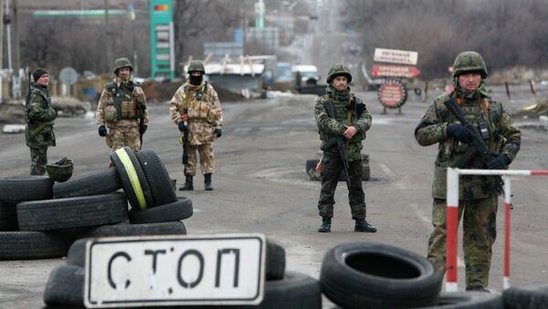 Kiev prorroga el control de acceso y salida de vehículos de Ucrania del Este un mes más - Sputnik Mundo