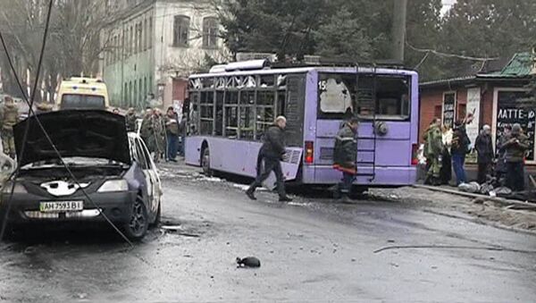 Trolebús dañado cerca de una parada de transporte en Donetsk - Sputnik Mundo