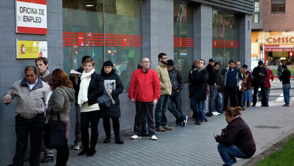 People wait in line at a government employment office on Paseo de las Acacias in Madrid - Sputnik Mundo