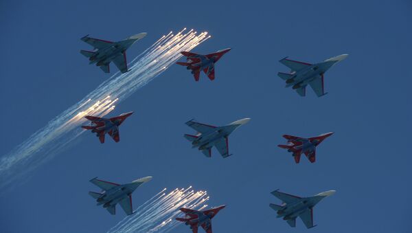 Истребители Су-27 пилотажной группы Русские витязи и МиГ-29 пилотажной группы Стрижи пролетают над Красной площадью во время парада, посвященного 68-й годовщине Победы в Великой Отечественной войне - Sputnik Mundo