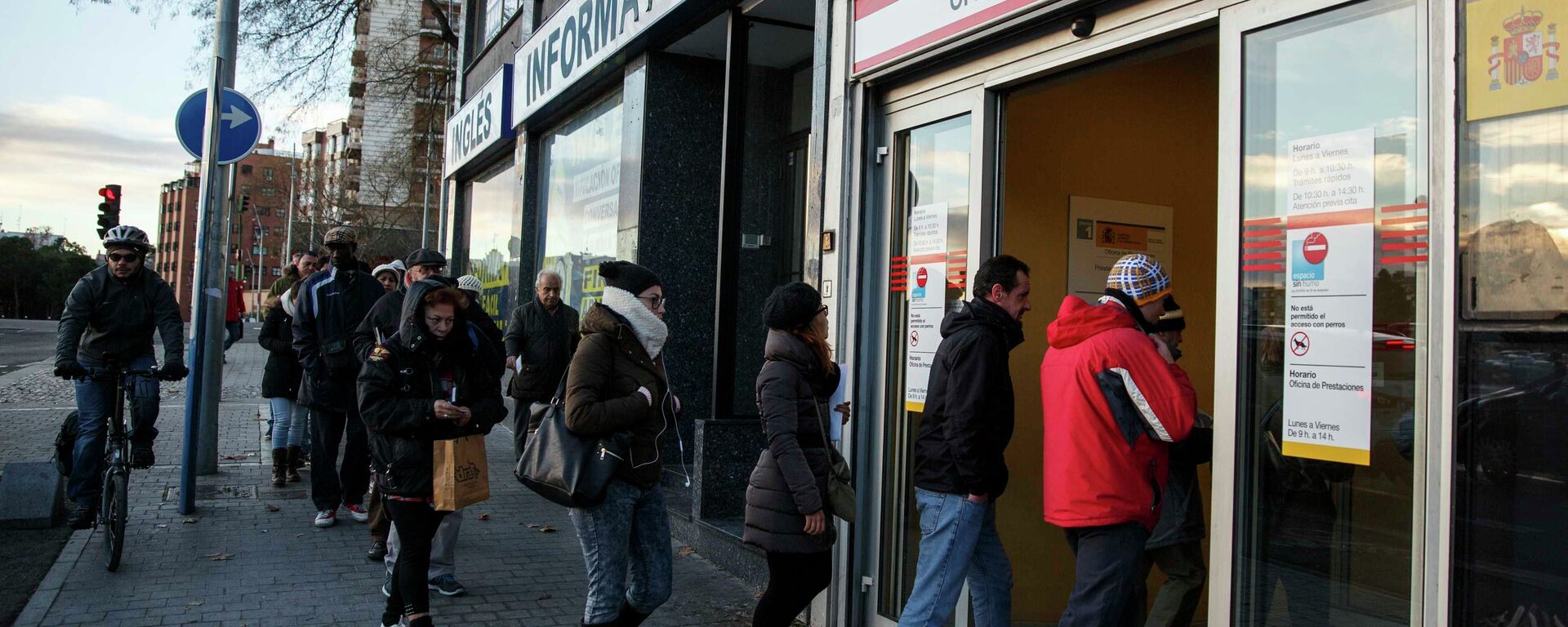 People enter a government-run employment office in Madrid January 22, 2015 - Sputnik Mundo, 1920, 02.12.2021