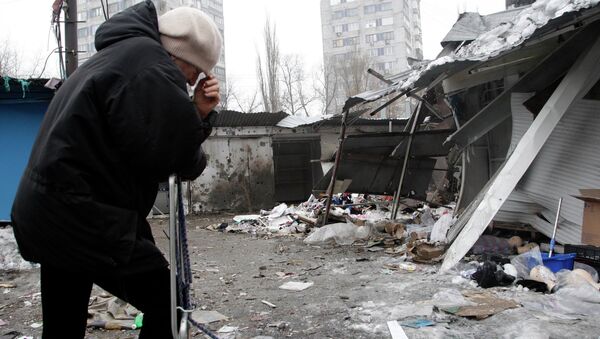 A woman reacts as she stands at a market, which according to locals was recently damaged by shelling, in Donetsk, eastern Ukraine January 19, 2015 - Sputnik Mundo