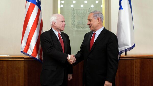 John McCain y primer ministro de Israel, Benjamín Netanyahu - Sputnik Mundo