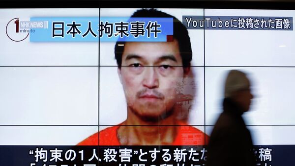 Взятый в заложники ИГИЛ гражданин Японии на экране телевизора - Sputnik Mundo