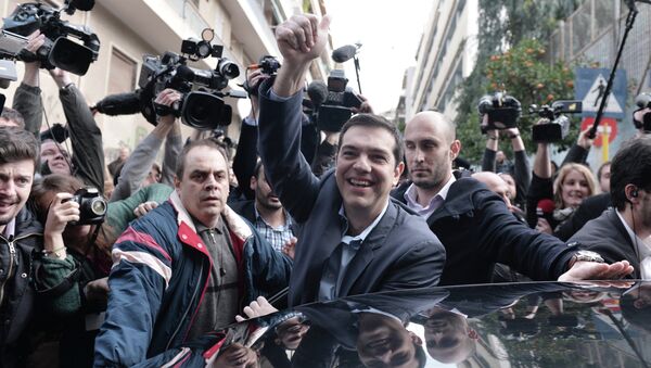 The leader of Greece's left-wing Syriza party Alexis Tsipras waves as he leaves after voting at a polling station in Athens on January, 2015 - Sputnik Mundo